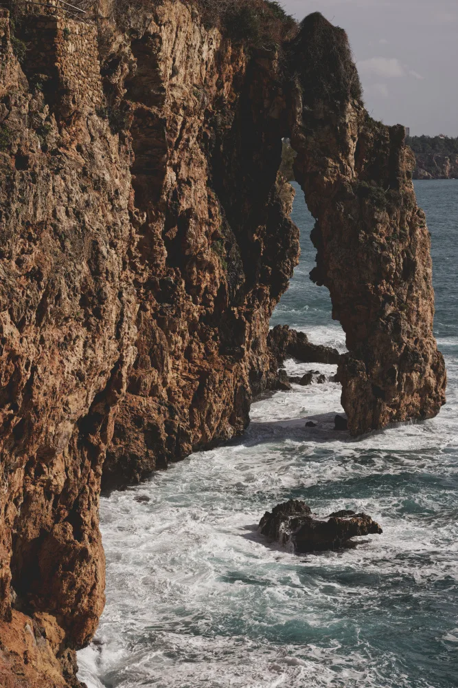 akyurt, engin: onde e rocce del mare