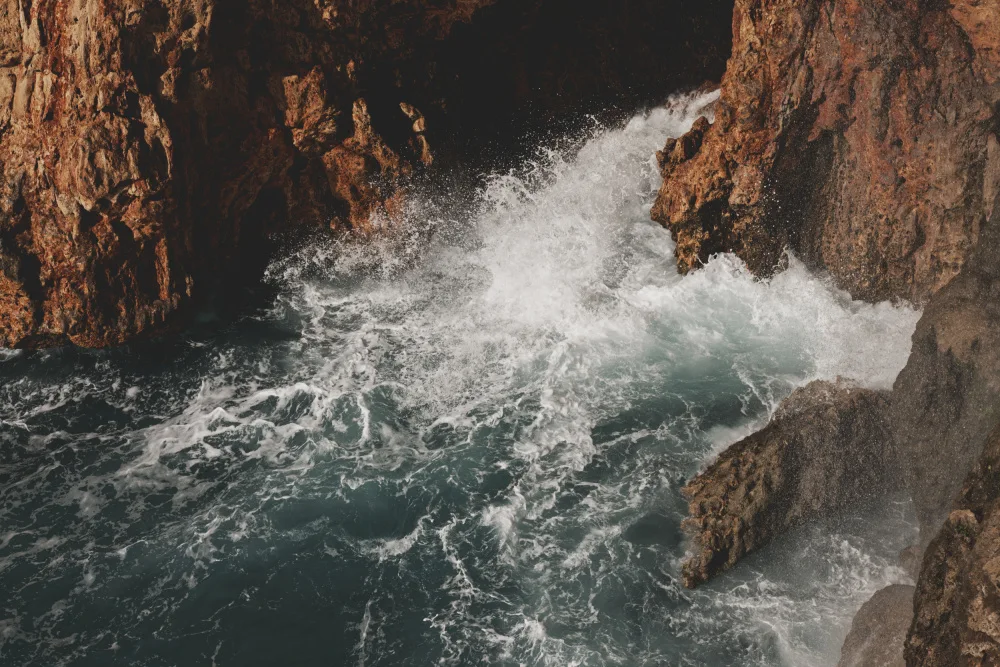 akyurt, engin: sea waves and rocks