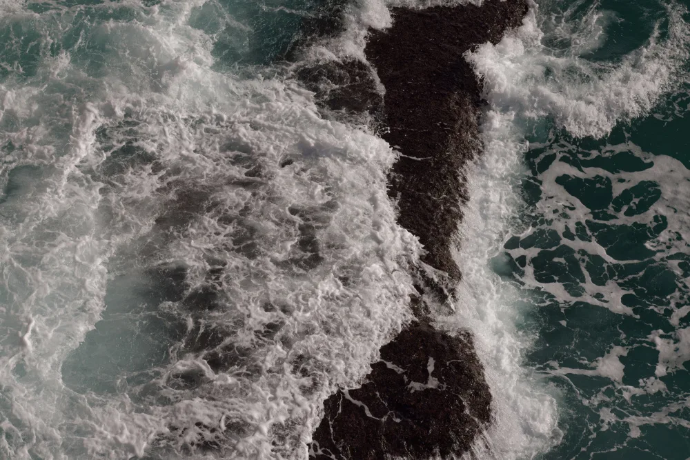 akyurt, engin: sea waves and rock