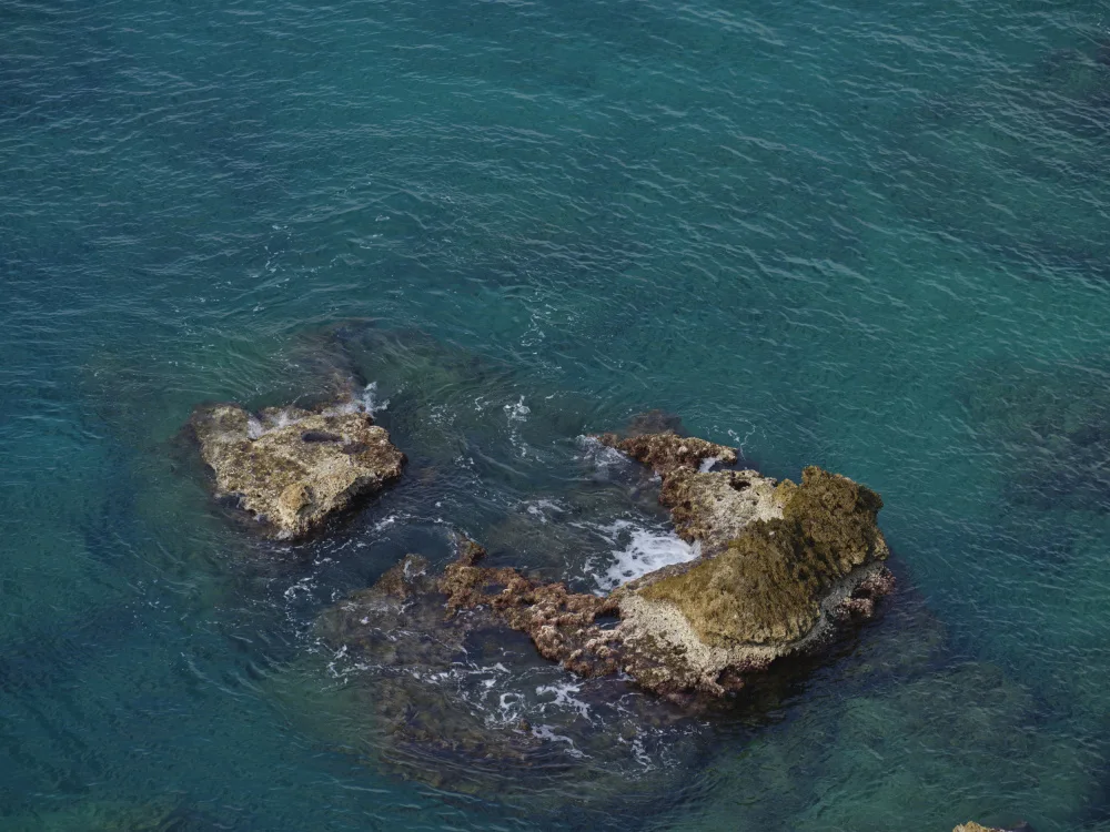 akyurt, engin: vista sul mare e rocce
