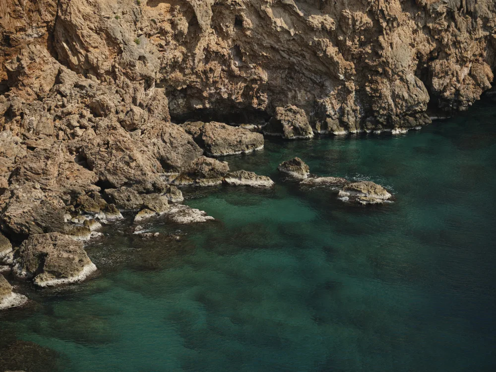 akyurt, engin: vista sul mare e rocce