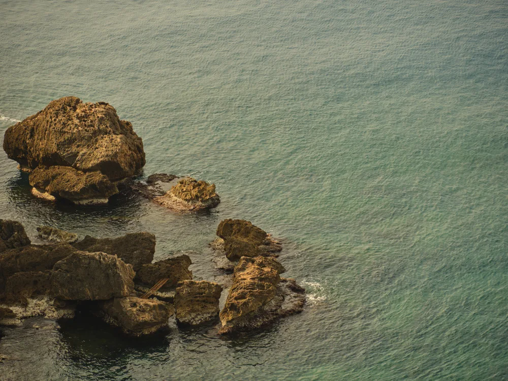 akyurt, engin: vista sul mare e rocce