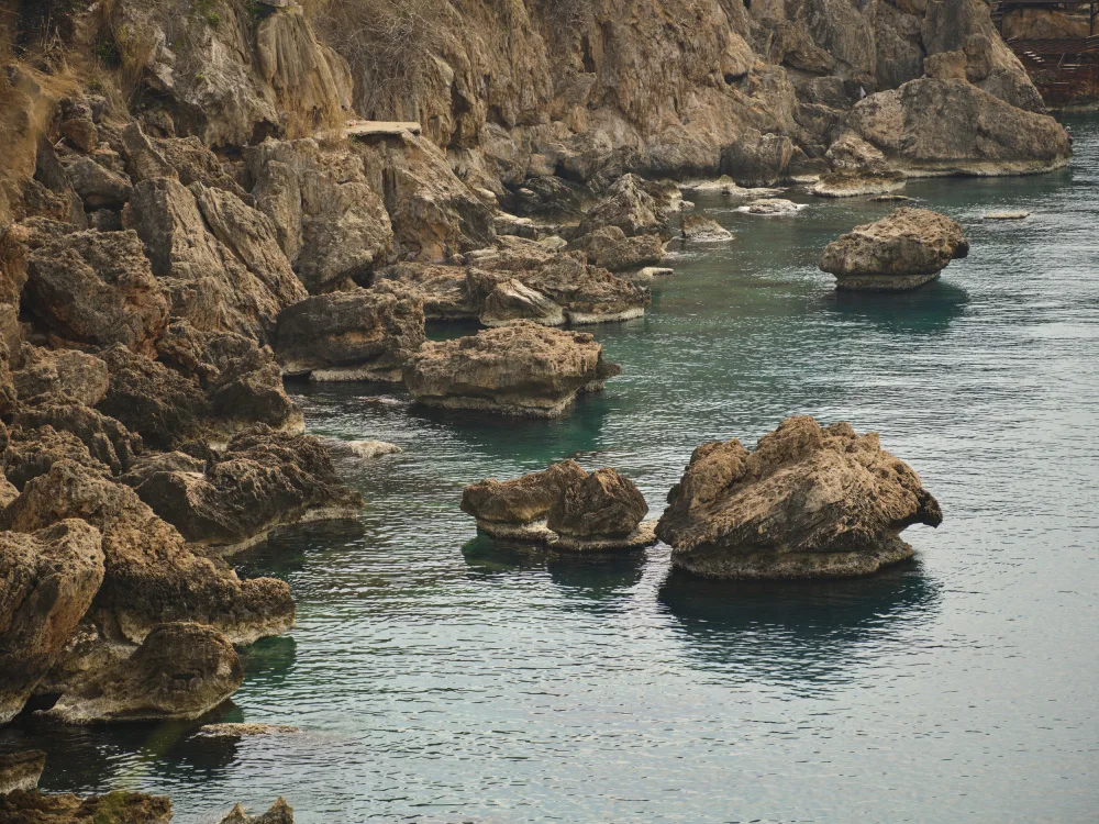 akyurt, engin: vista sul mare e rocce