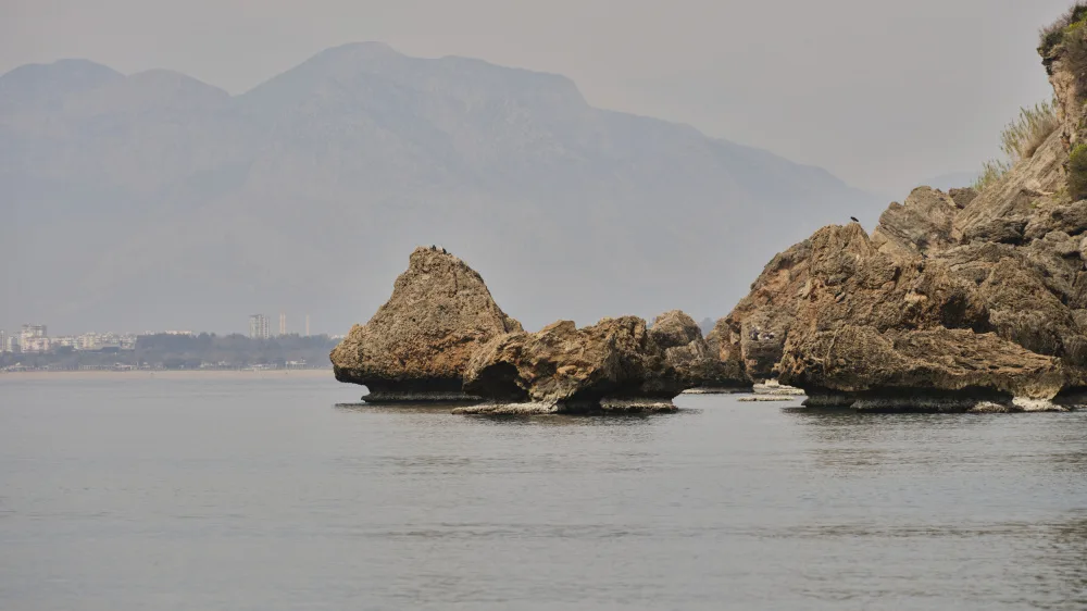 akyurt, engin: vista sul mare e rocce