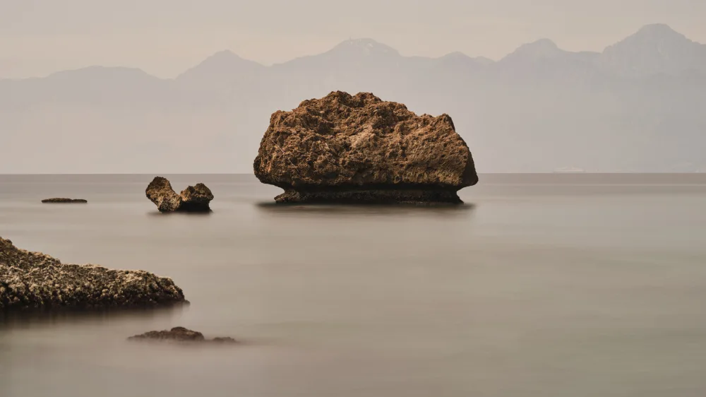 akyurt, engin: vista sul mare e rocce