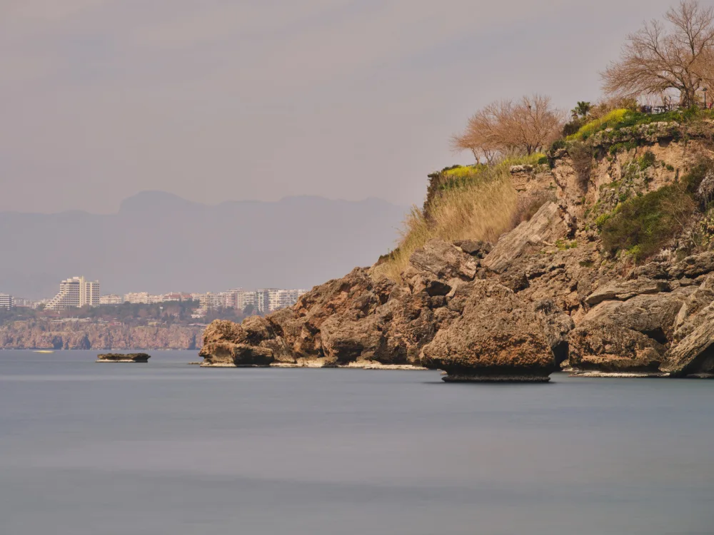 akyurt, engin: vista sul mare e rocce