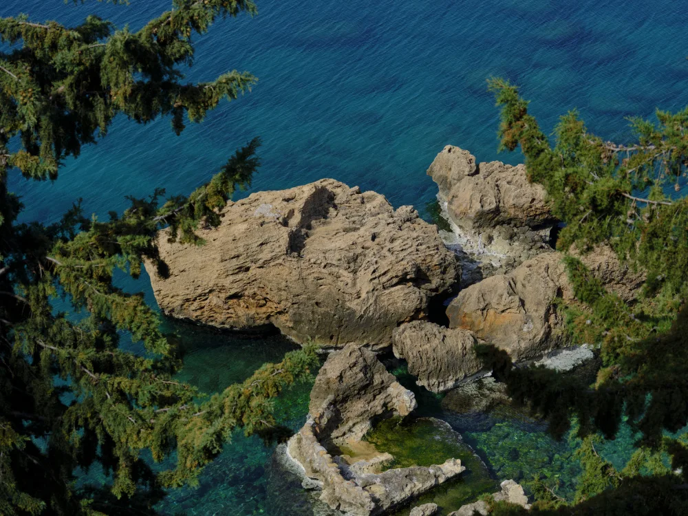 akyurt, engin: vista sul mare e rocce
