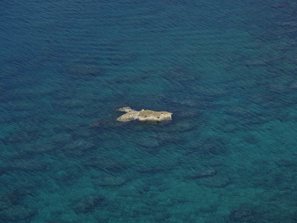 akyurt, engin: vista sul mare e rocce