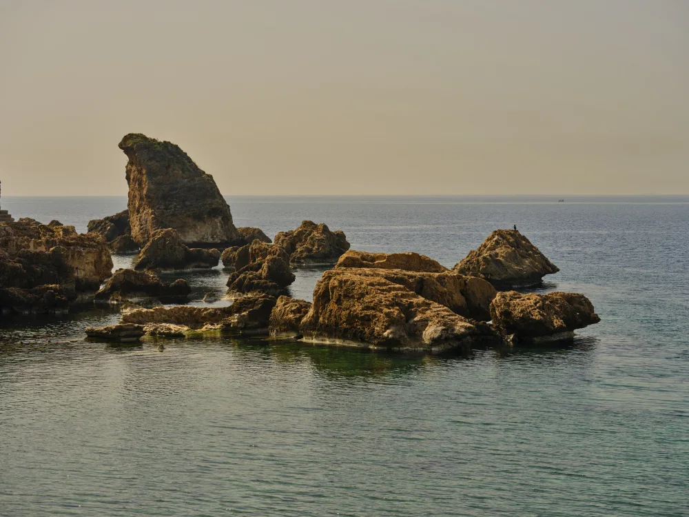 akyurt, engin: vista sul mare e rocce
