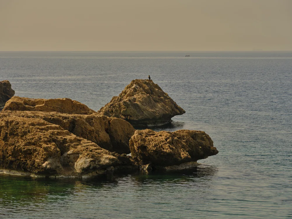 akyurt, engin: vista sul mare e rocce
