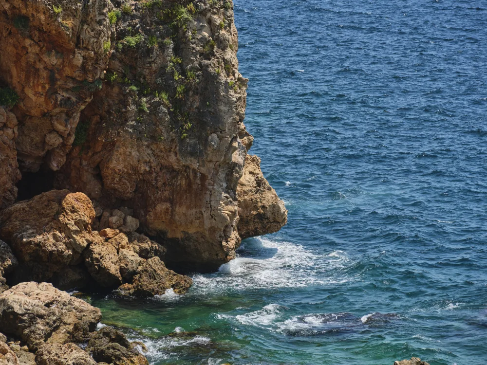 akyurt, engin: vista sul mare e rocce