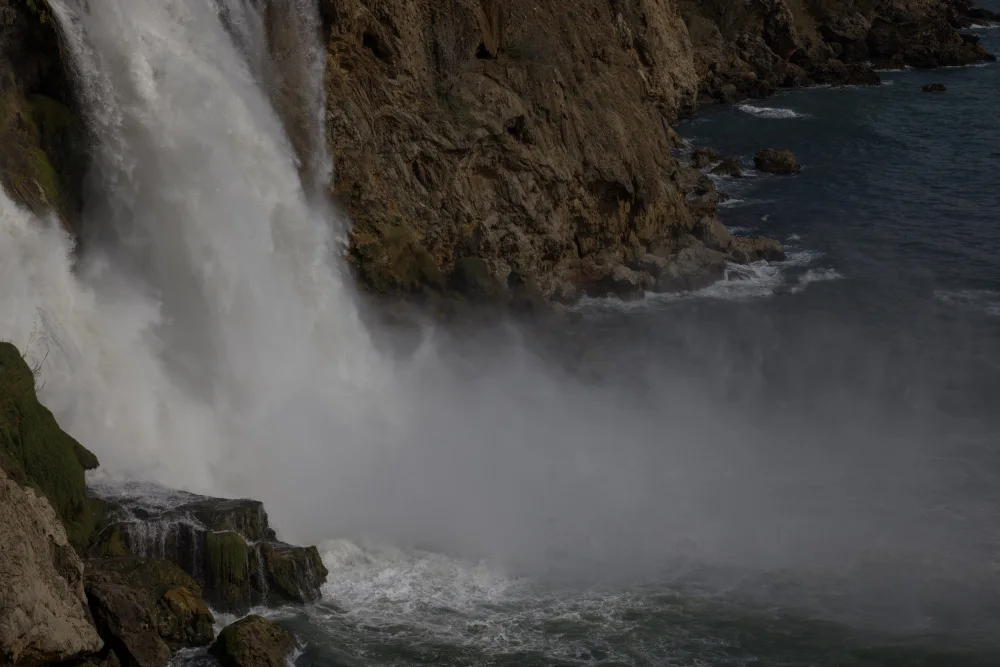 akyurt, engin: belle cascade dans la nature