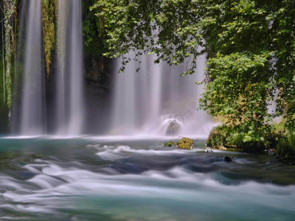 akyurt, engin: schöner Wasserfall im Berg