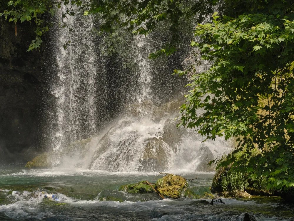 akyurt, engin: schöner Wasserfall im Wald