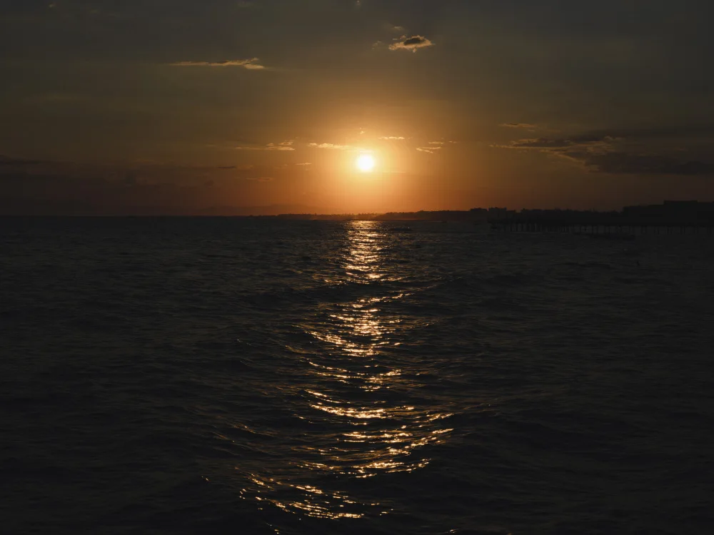 akyurt, engin: splendida vista sul mare al tramonto