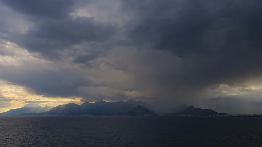 akyurt, engin: tempo tempestoso e vista sul mare