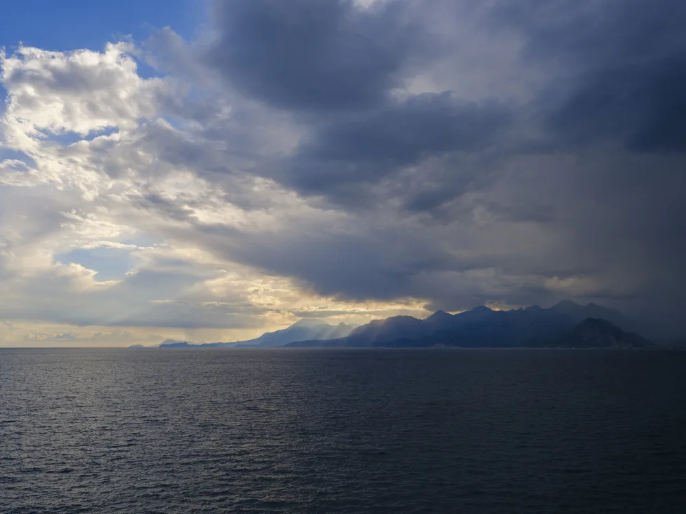 akyurt, engin: tempo tempestoso e vista sul mare