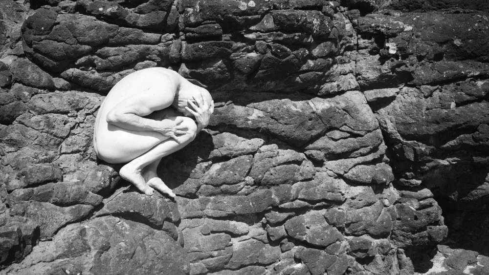 Brackstone, Mel: Rocce sulla spiaggia con Christian