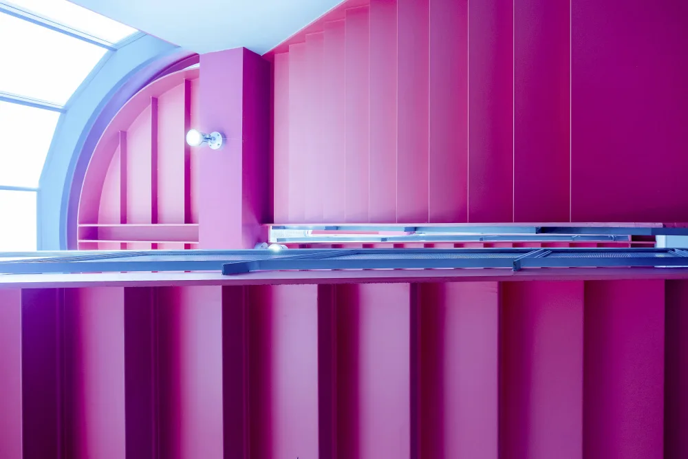 Hara, Tomoshi: flashy stairs
