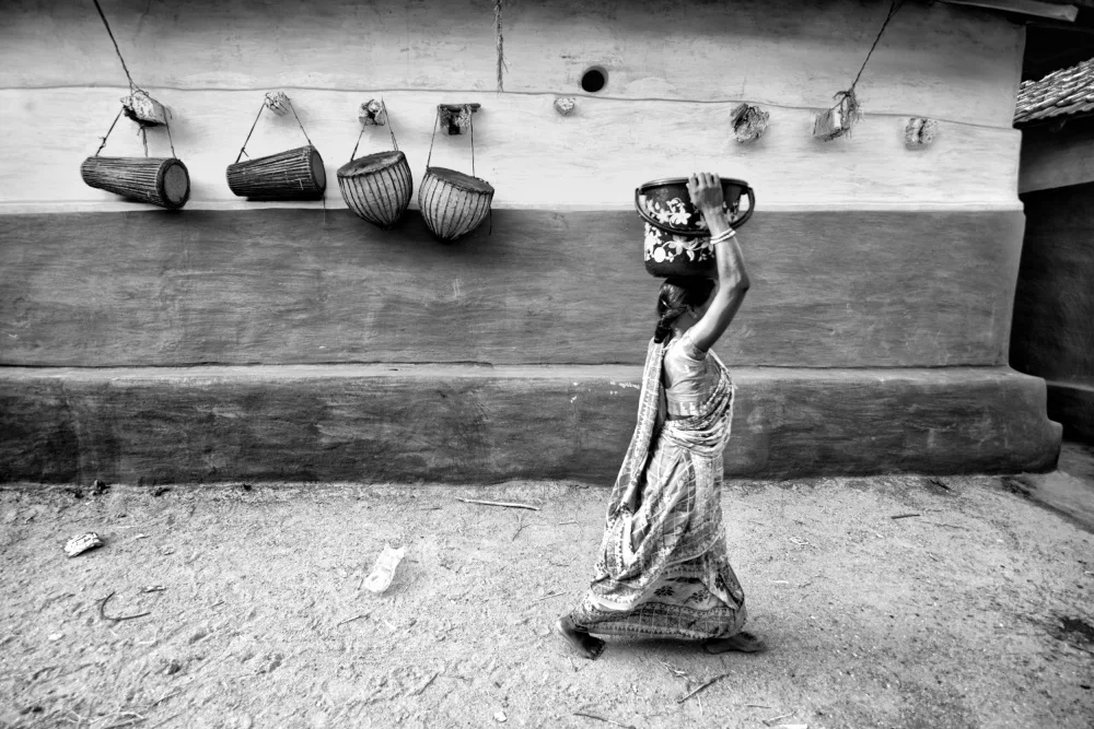Nandi, Shaibal: Lady with bucket on head