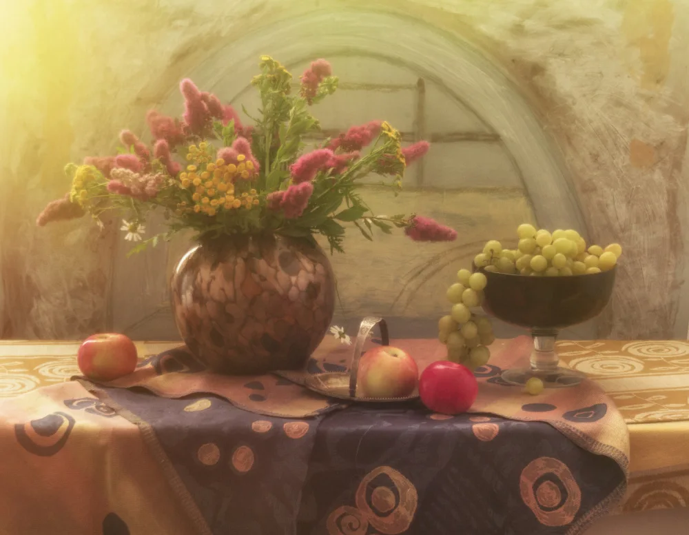 UstinaGreen: Still Life with Grapes. Flowers and Apples