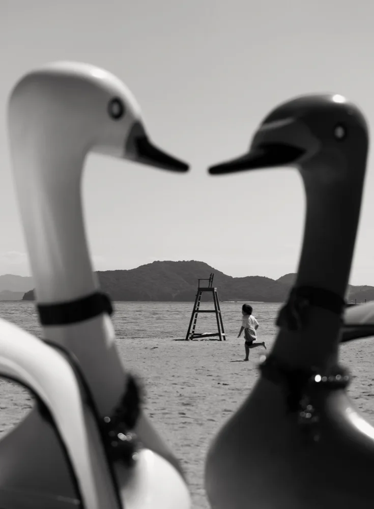 Isotani, Sunao: picture frame on the beach_01B&W