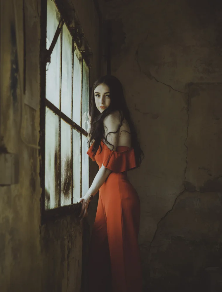 Bero, Georgios: The red dress