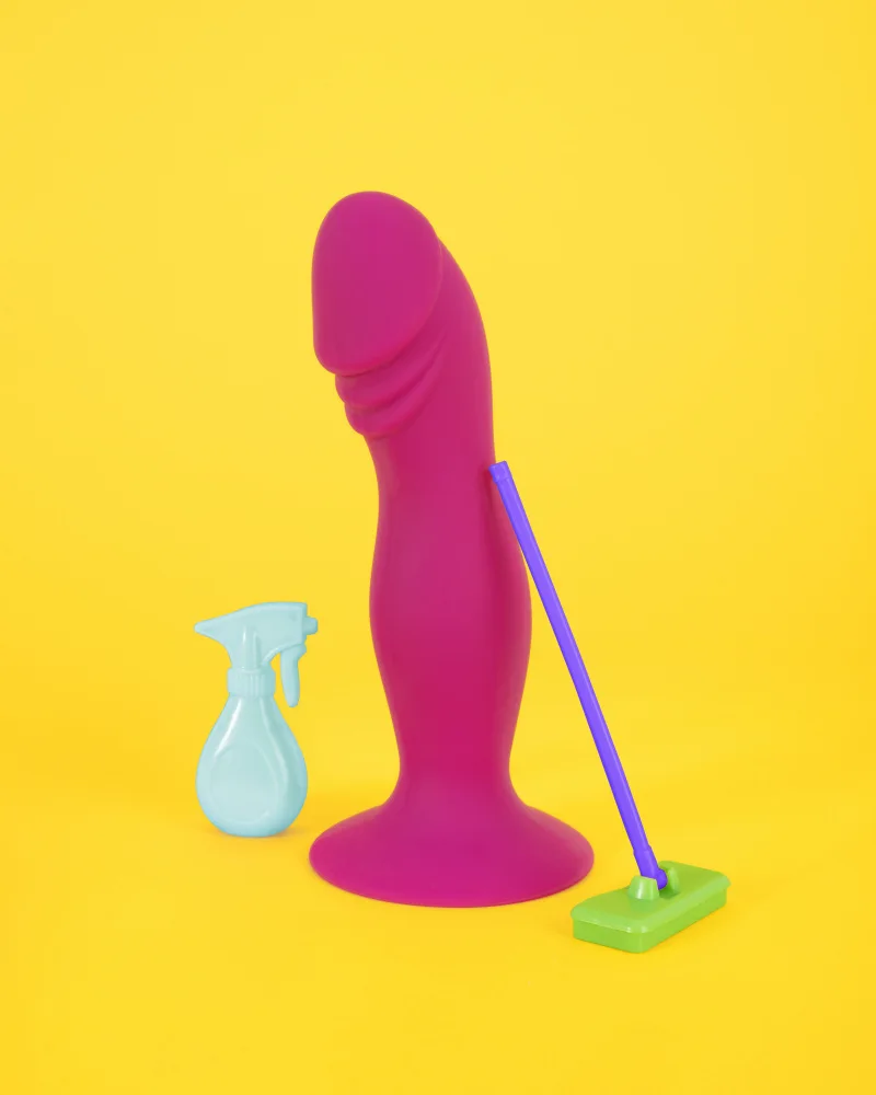 Ramiro, Julia: Dildo Cleaning