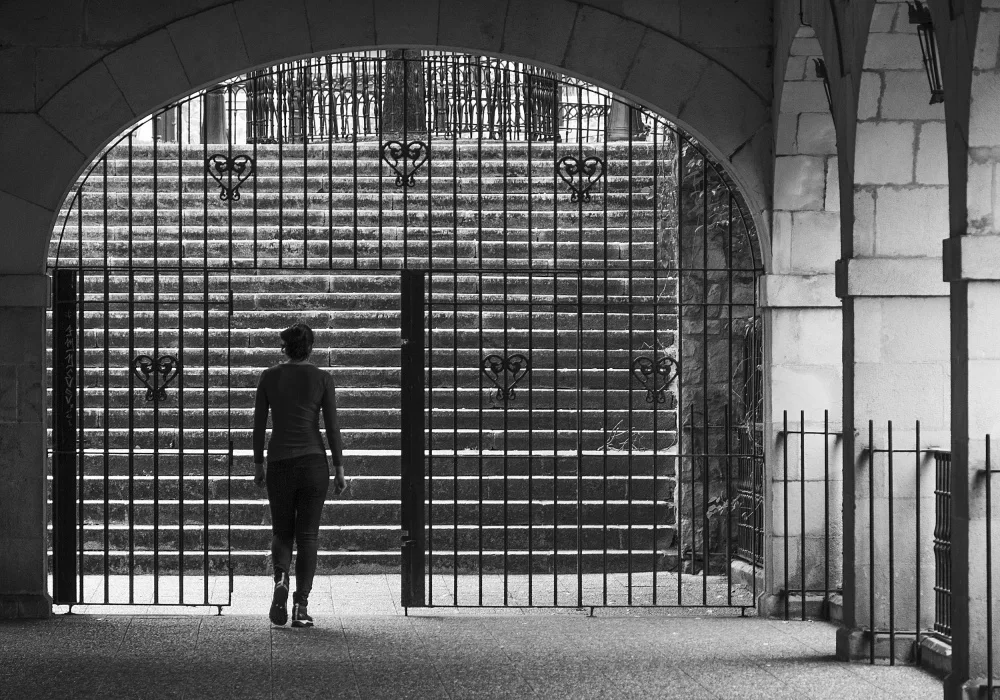 Urrutia, Adolfo: Crossing the gate