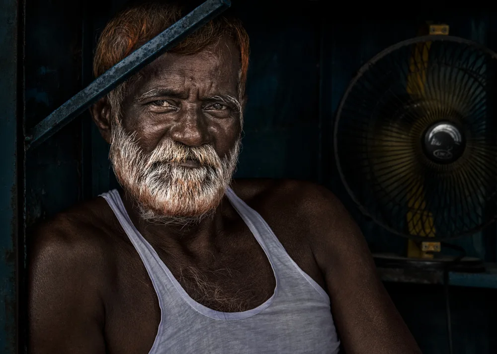 Garmendia, Inazio Joxe: Bangladesh man and a fan.