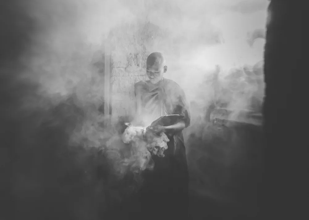 Adirek, M.: Monje en blanco y negro