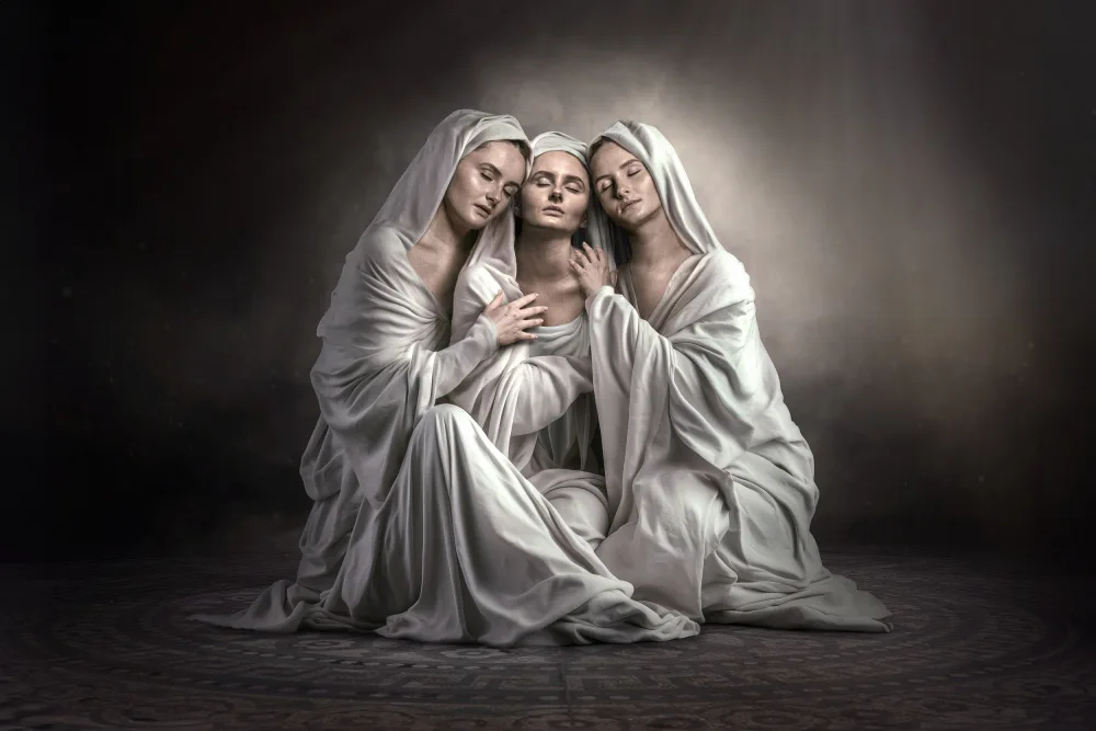 Egger, Marcel: HolySisters