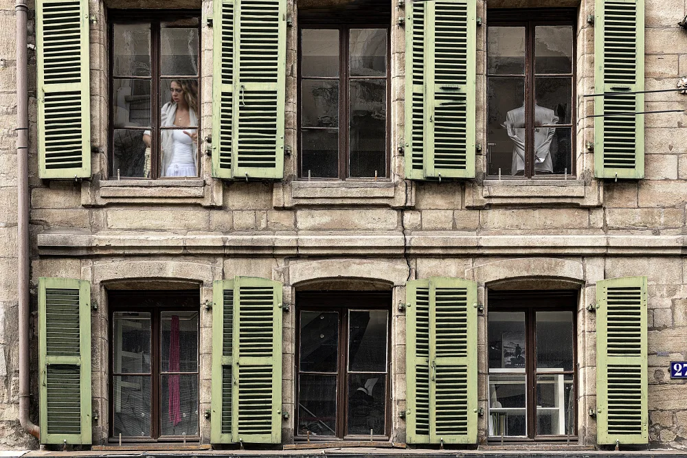 Domont, Jois: Behind the glass