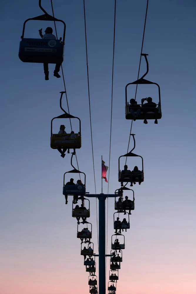 Jian, Li: Cable Cars Toward the Dusk