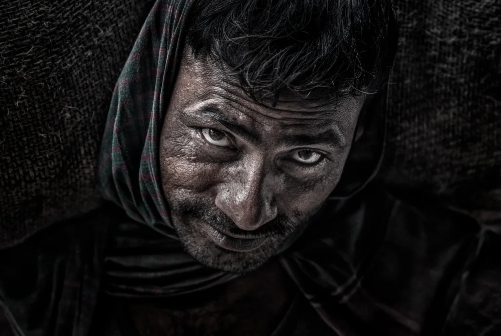 Garmendia, Inazio Joxe: Unloading a truck with bags of salt.