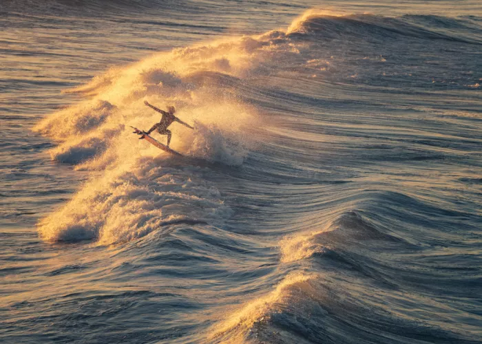 Xu, Wei: Surfing at Sunrise，