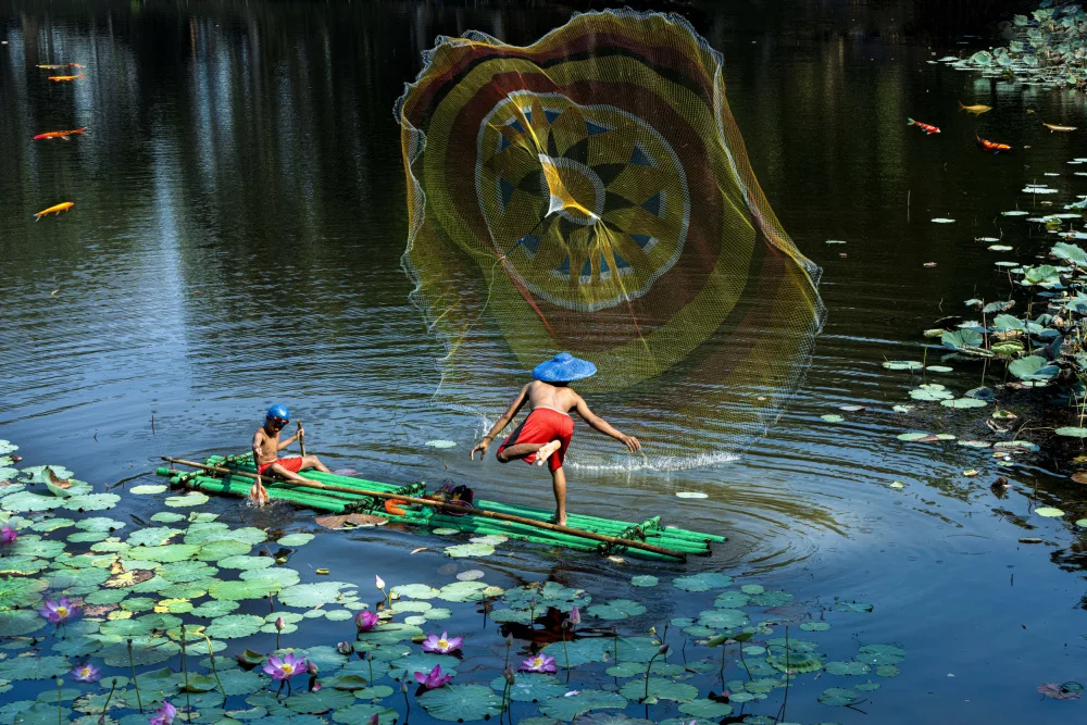 Adriana, Agus: Daily life by the lake