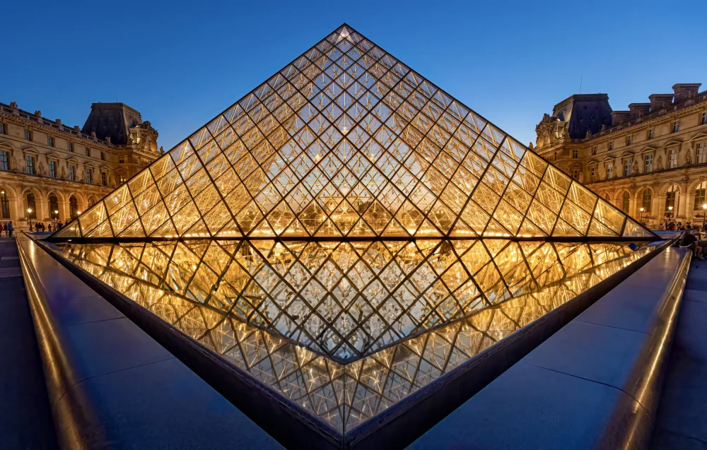 Zeng, Kenneth: Illuminated Pyramid