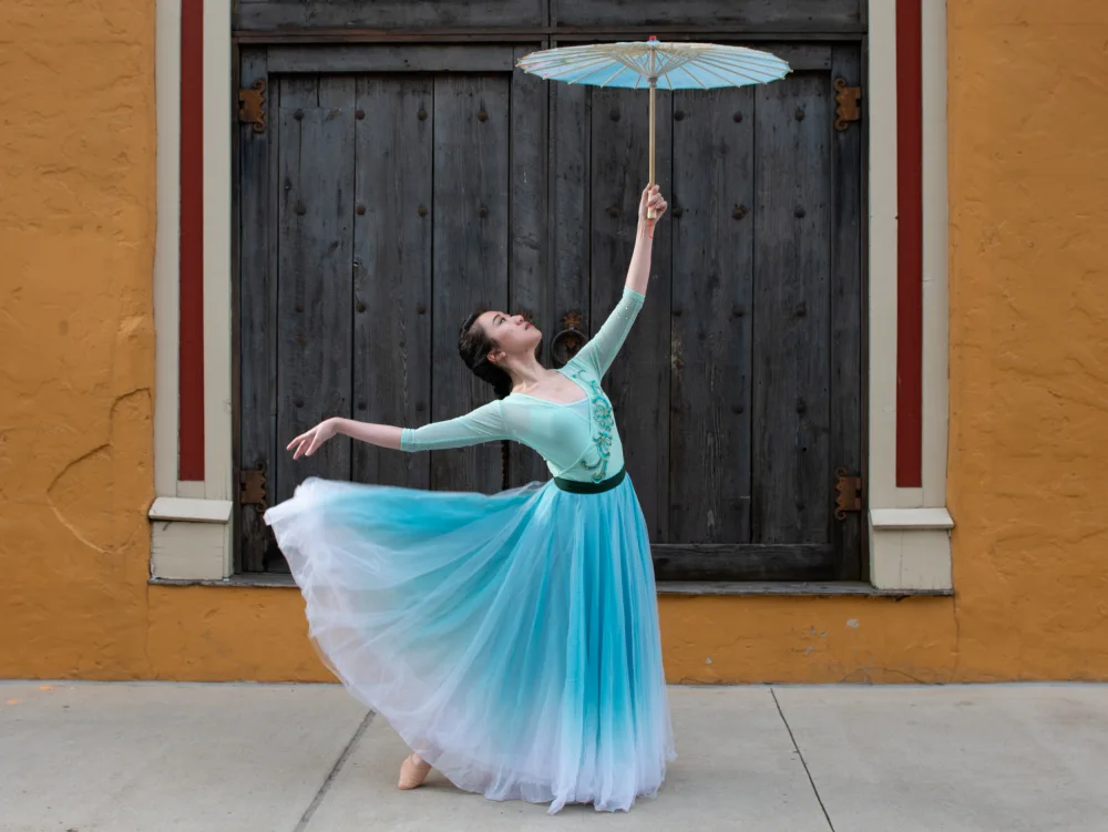 Wei, Rong: Dance with Umbrella