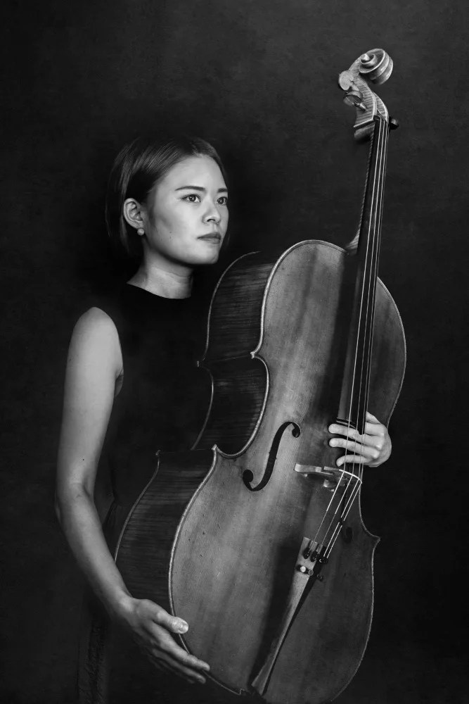 Yamamoto, Eiji: Female cellist