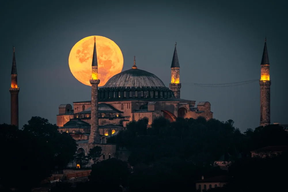 Musaballi, Aydin: Super Luna su Santa Sofia