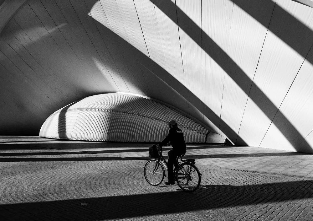 Urrutia, Adolfo: The cyclist and the lines