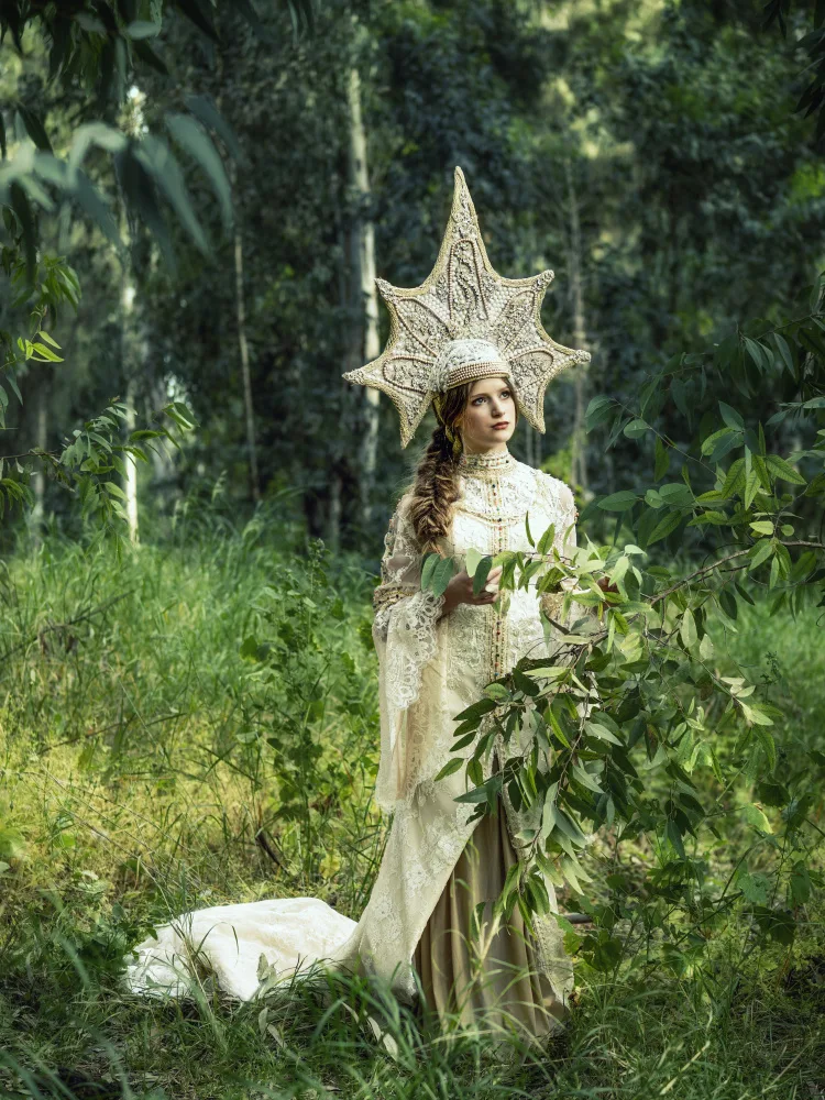 Kirzh, Svetlana: Young lady in forest