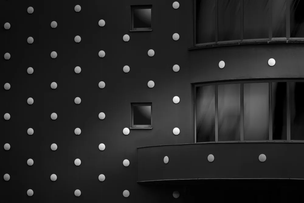 Son, van Greetje: Dotted facade