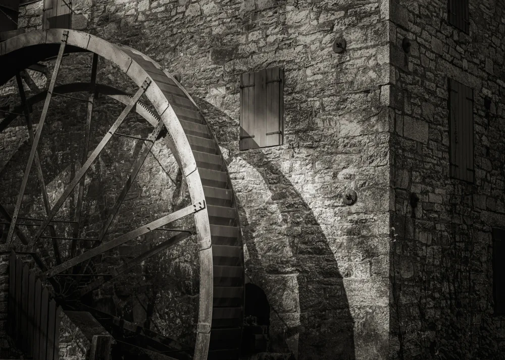 Zhang, Anna: Waterwheel and Wall, Light and Shadow