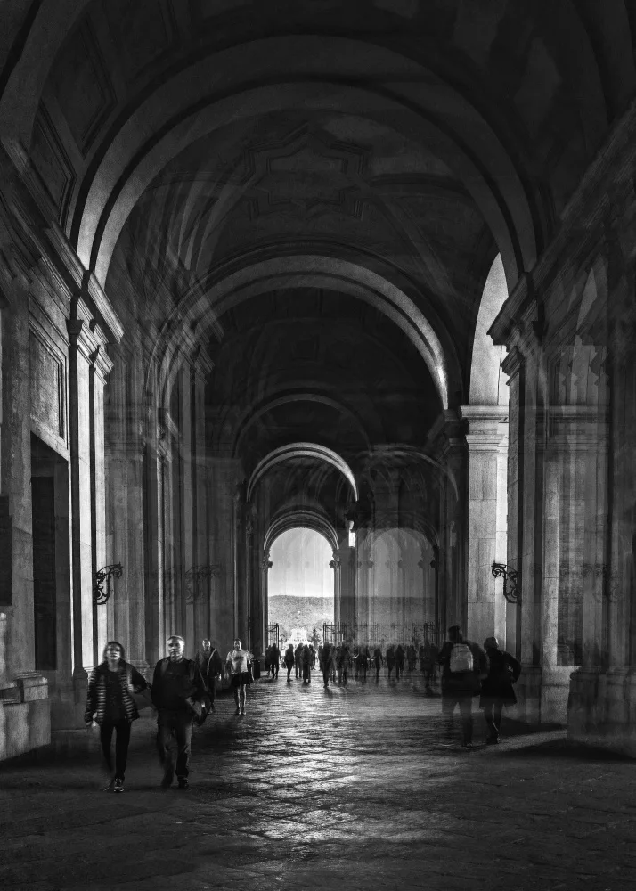 Gu, Zeren: Walking in the Hallway