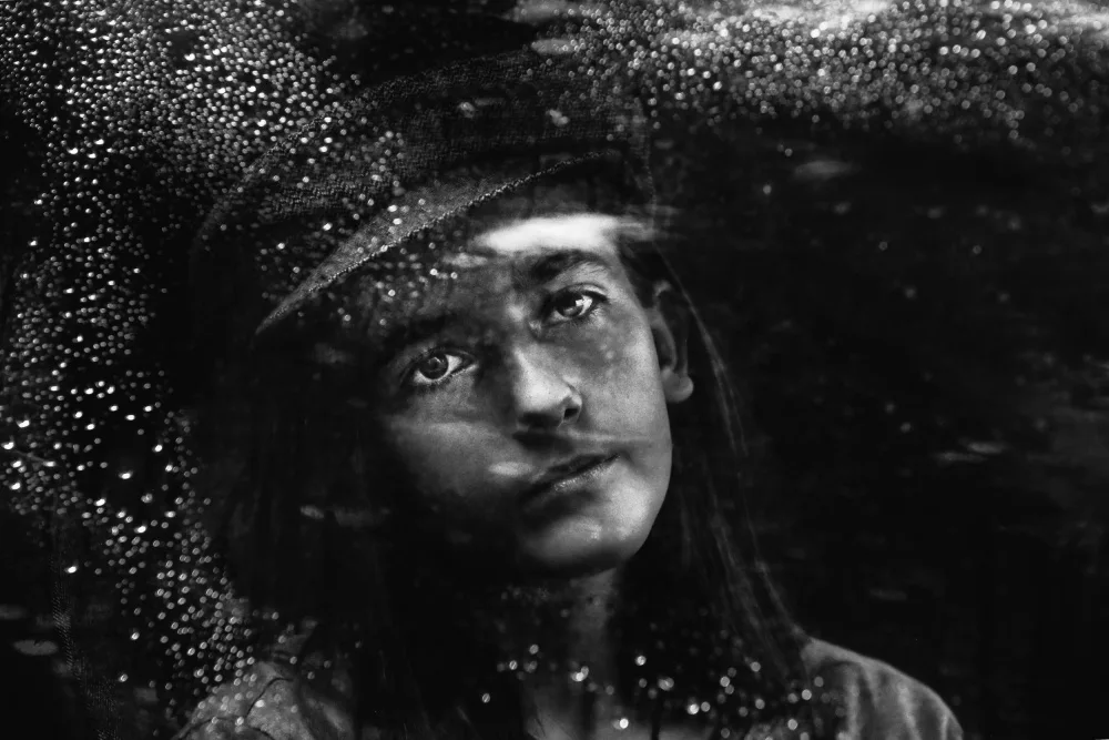 Kandilcioglu, Nisan Ummu: behind glass