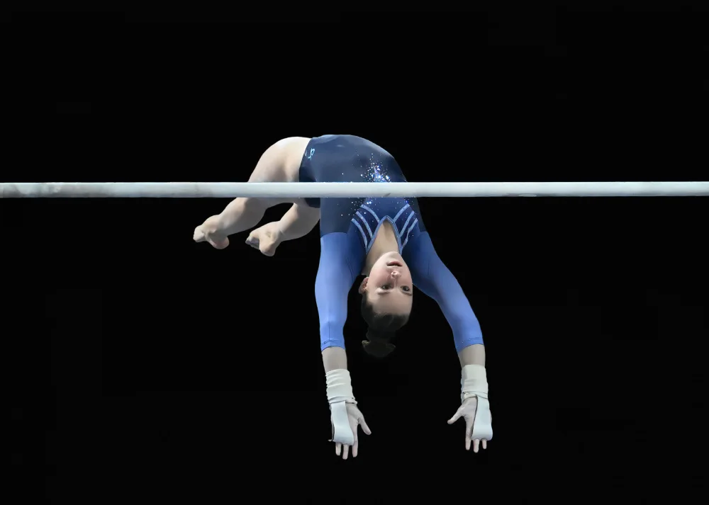 Lai, Vicki: Uneven bars - flying in the air