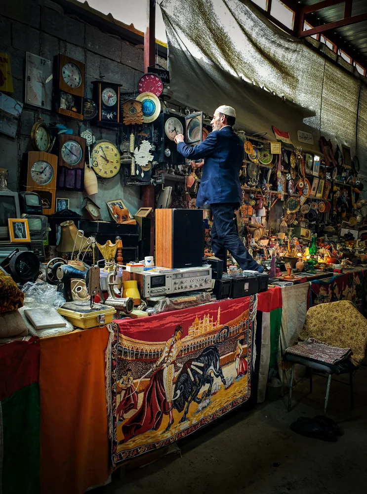 Alsofey, Bashar: Seller of antiques and used materials
