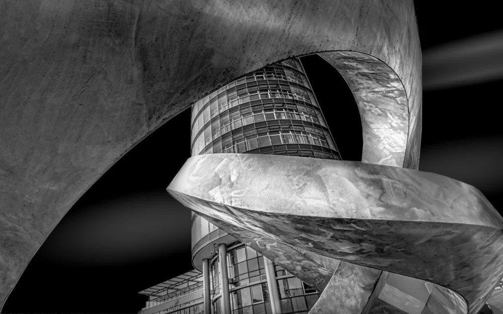 Rückert, Stephan: Büroturm mit Skulptur